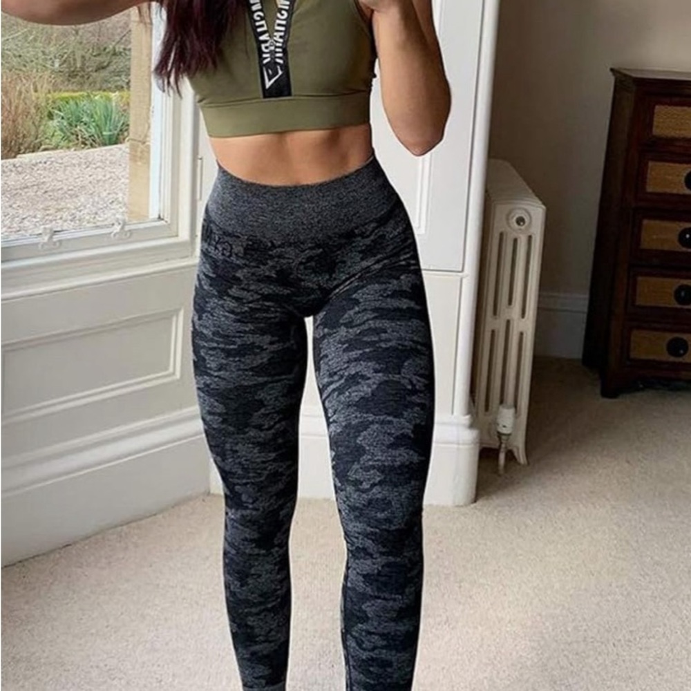 Black and gray cammo leggings, size medium,high waist. Ruched rear. Seamless.